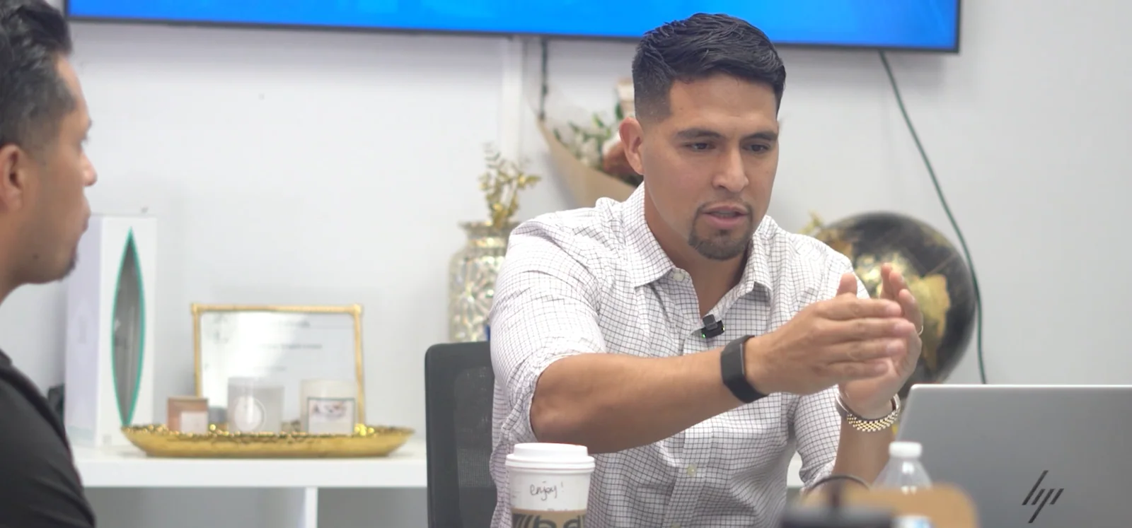 Andy Zamora orientando a un grupo durante una conversación de trabajo